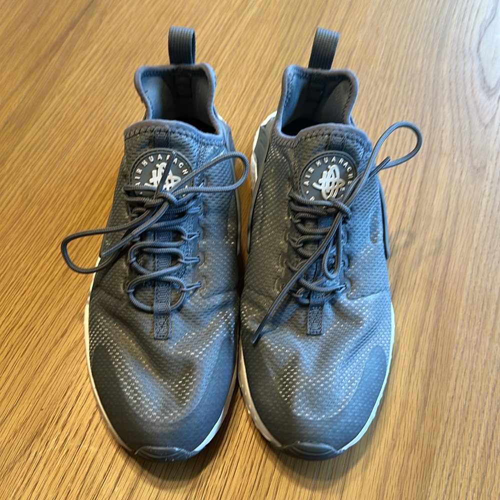 Nike Air Hurrache Grey Streamlined Sneakers for Everyday Wear